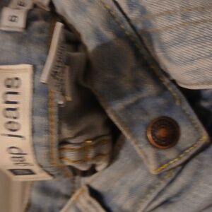 women's gap jeans with 2 pockets in the front and 2 in the back. zipper and